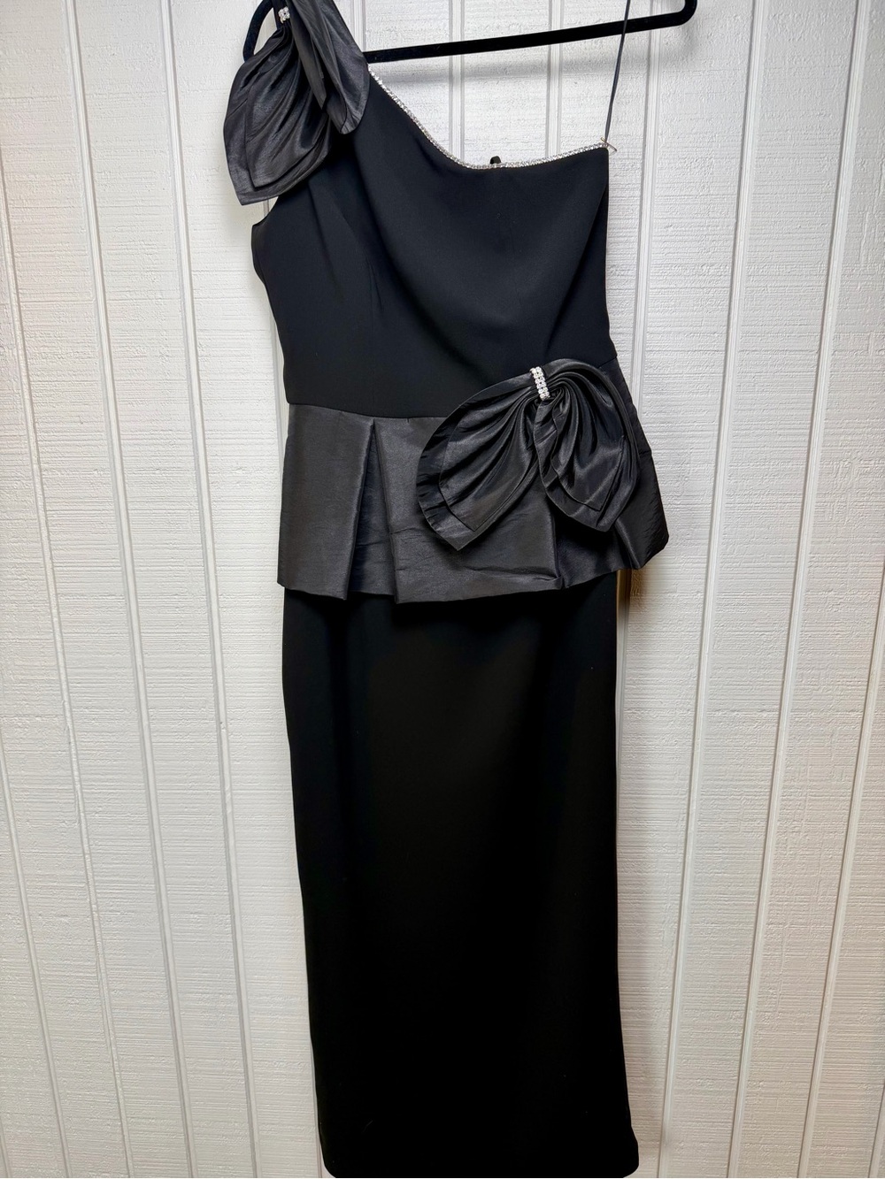 IPANI Black long one shoulder gown size 6 NWT made in USA
